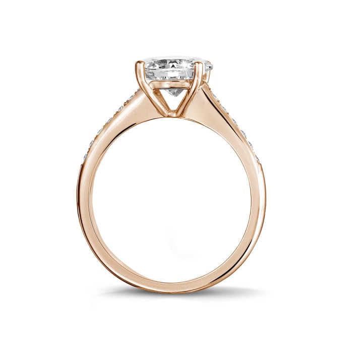 Anello solitario da 2,50 carati in oro rosso con quattro griffe e diamanti laterali
