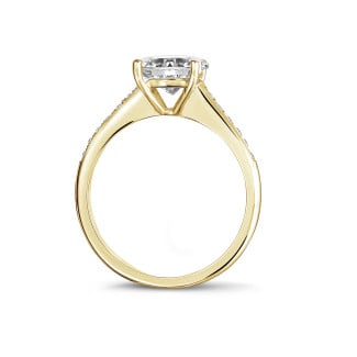 Anelli - Anello solitario da 3,00 carati in oro giallo con quattro griffe e diamanti laterali