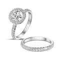 Anello solitario con halo da 1,25 carati in oro bianco con diamanti rotondi