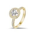 Anello solitario con halo da 0,90 carati in oro giallo con diamanti rotondi