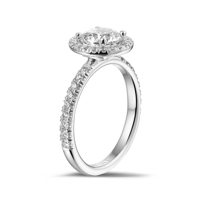 Anello solitario con halo da 1,25 carati in platino con diamanti rotondi
