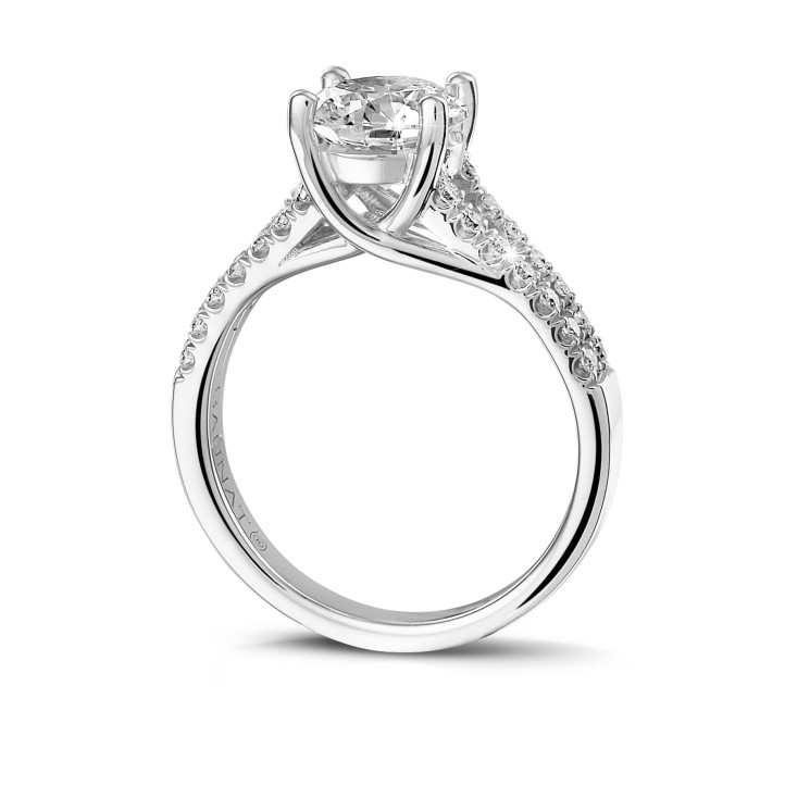 Anello solitario da 2,00 carati in platino con diamanti laterali