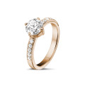 Anello solitario con diamante da 0,90 carati in oro rosso con diamanti laterali