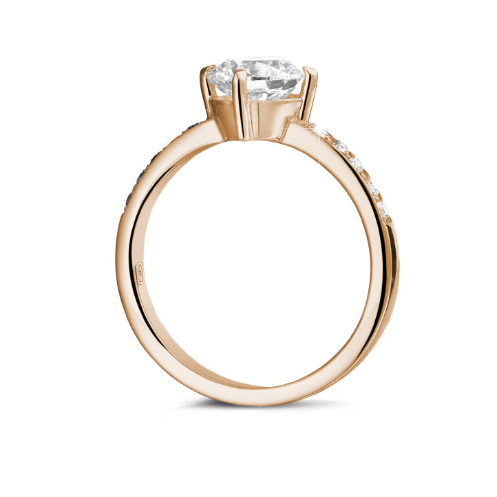 Anello solitario con diamante da 2,00 carati in oro rosso con diamanti laterali