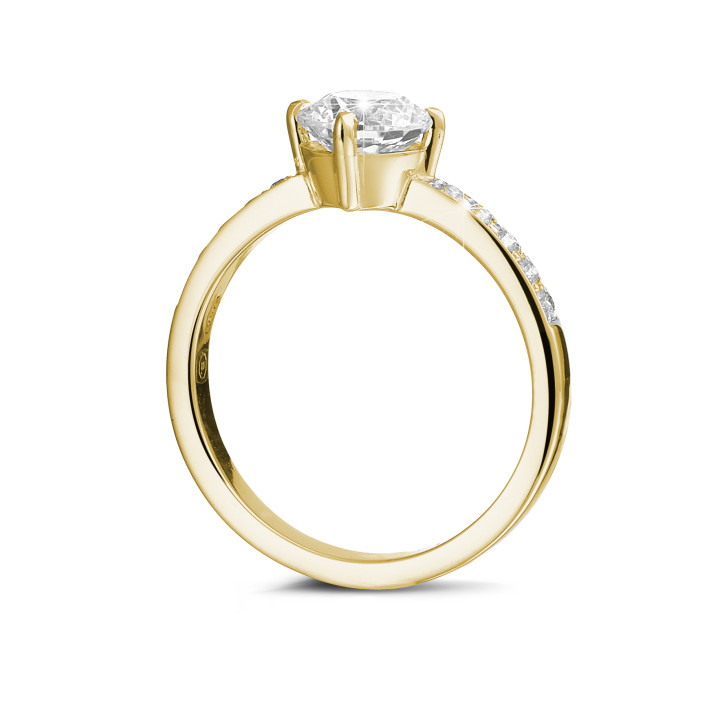 Anello solitario con diamante da 0,90 carati in oro giallo con diamanti laterali