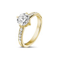 Anello solitario con diamante da 1,25 carati in oro giallo con diamanti laterali