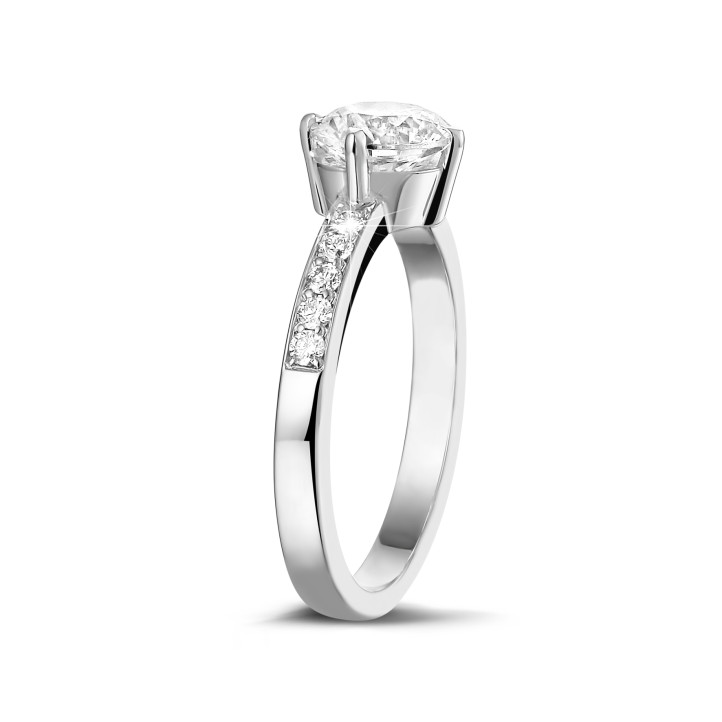 Anello solitario con diamante da 0,90 carati in platino con diamanti laterali