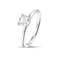Anello solitario da 0,70 carati con diamante taglio cuscino in oro bianco