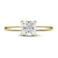 Anello solitario da 0,70 carati con diamante cushion in oro giallo