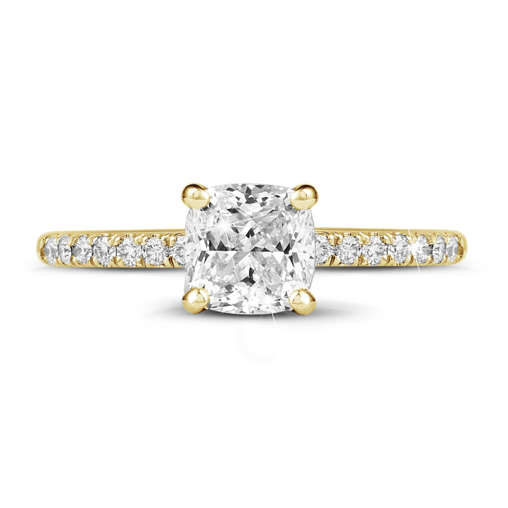 Anello solitario da 0,70 carati con diamante cushion in oro giallo con diamanti laterali