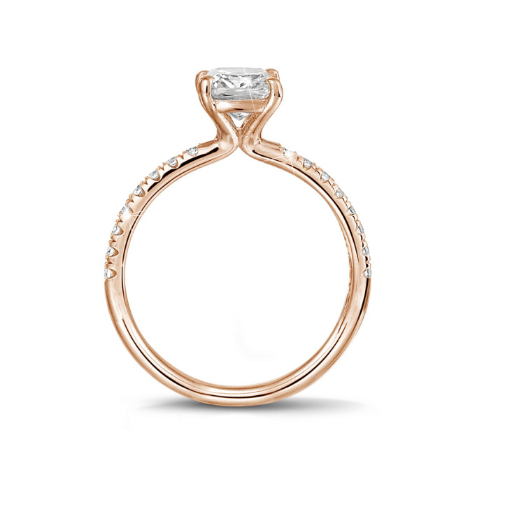 Anello solitario da 1,00 carati con diamante cushion in oro rosso con diamanti laterali