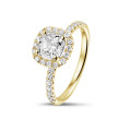 Anello solitario halo da 1,00 carati con diamante cushion in oro giallo con diamanti rotondi