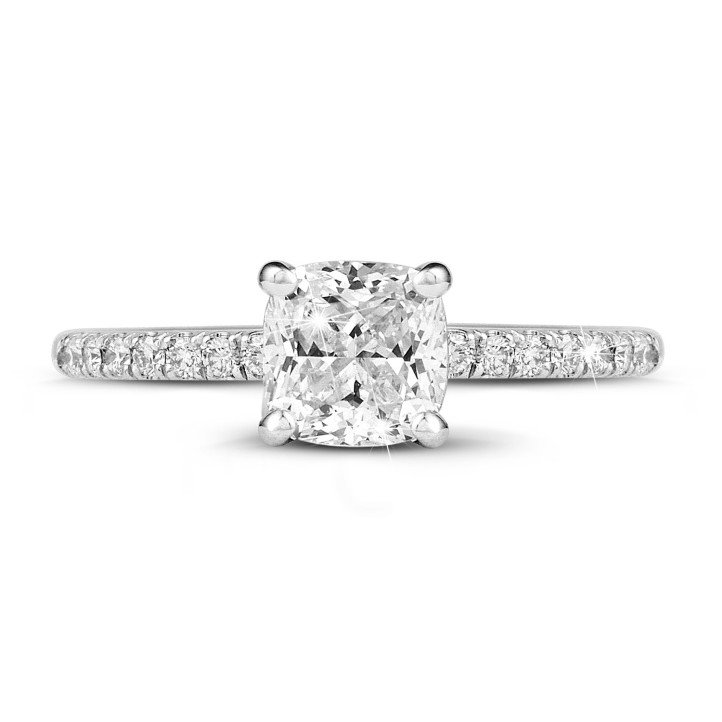 Anello solitario da 1,50 carati con diamante cushion in oro bianco con diamanti laterali