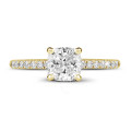 Anello solitario da 2,00 carati con diamante taglio cuscino in oro giallo con diamanti laterali