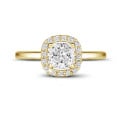 Anello solitario halo da 2,00 carati con diamante cushion in oro giallo con diamanti rotondi