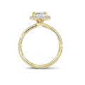 Anello solitario halo da 2,00 carati con diamante cushion in oro giallo con diamanti rotondi