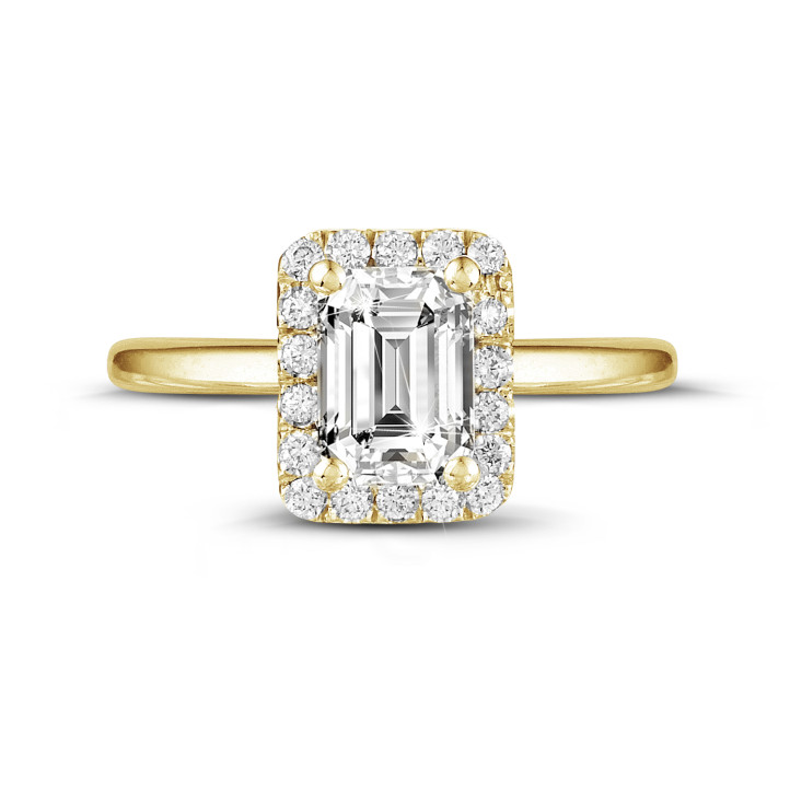 Anello solitario halo da 0,70 carati con diamante taglio smeraldo in oro giallo con diamanti rotondi