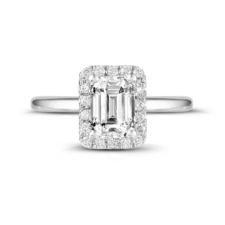 Anello solitario con halo da 1,20 carati con diamante taglio smeraldo in oro bianco con diamanti rotondi