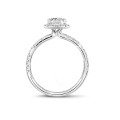 Anello solitario con halo da 1,20 carati con diamante taglio smeraldo in oro bianco con diamanti rotondi