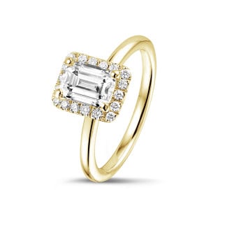 Anello solitario con halo da 1,50 carati con diamante taglio smeraldo in oro giallo con diamanti rotondi