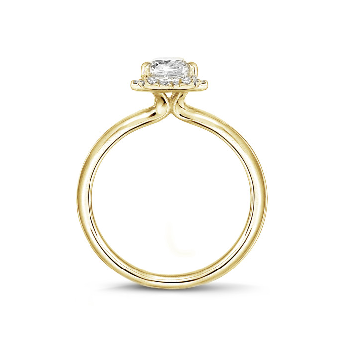Anello solitario con halo da 1,50 carati con diamante taglio smeraldo in oro giallo con diamanti rotondi