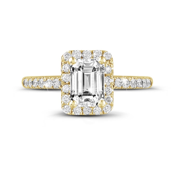 Anello solitario con halo da 1,50 carati con diamante taglio smeraldo in oro giallo con diamanti rotondi