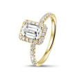 Anello solitario halo da 2,00 carati con diamante taglio smeraldo in oro giallo con diamanti rotondi