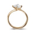 Anello solitario da 3,00 carati in oro rosso con diamante princess e diamanti laterali