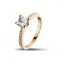 Anello solitario da 0,50 carati in oro rosso con diamante princess e diamanti laterali