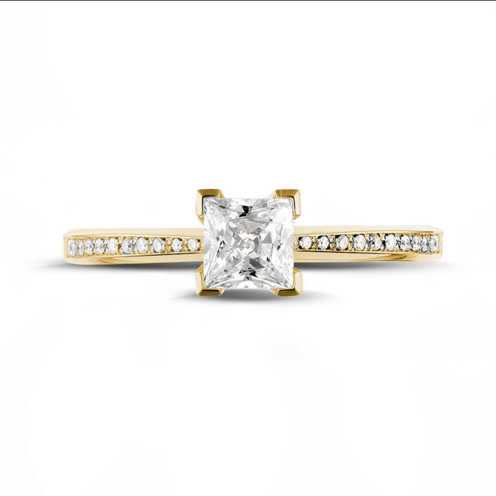 Anello solitario da 0,50 carati in oro giallo con diamante princess e diamanti laterali