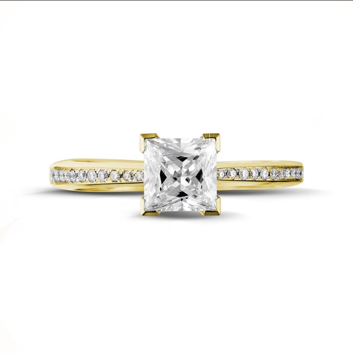 Anello solitario da 1,20 carati in oro giallo con diamante princess e diamanti laterali