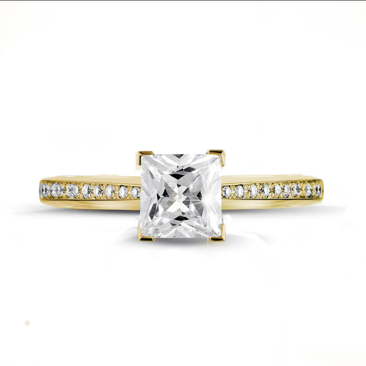 Anello solitario da 2,50 carati in oro giallo con diamante princess e diamanti laterali