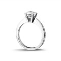 Anello solitario da 1,20 carati in platino con diamante princess e diamanti laterali
