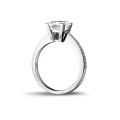 Anello solitario da 2,50 carati in platino con diamante princess e diamanti laterali
