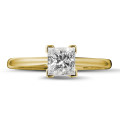 Anello solitario da 0,90 carati in oro giallo con diamante princess