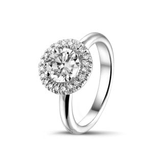 Anello solitario con halo da 0,50 carati in oro bianco con diamanti rotondi