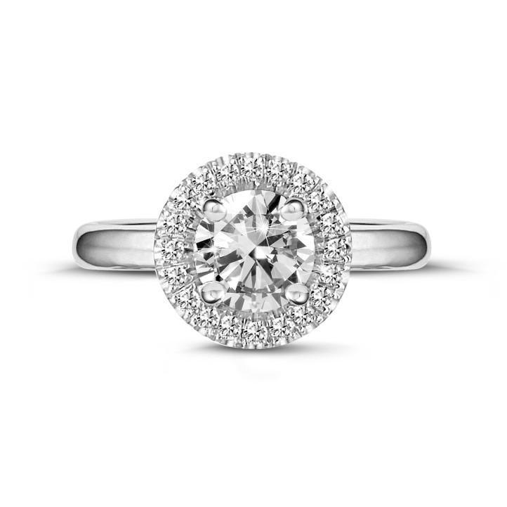 Anello solitario con halo da 1,50 carati in oro bianco con diamanti rotondi