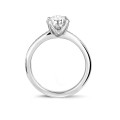 Anello solitario da 0,90 carati in oro bianco con diamanti laterali