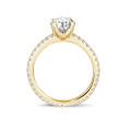 Anello solitario da 0,70 carati in oro giallo con diamanti laterali