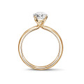 Anello solitario da 2,00 ct in oro giallo con diamante ovale