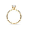 Anello solitario da 1,00 ct in oro giallo con diamante ovale