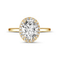 Anello con halo da 2,00 ct in oro giallo con diamante ovale