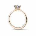 Anello con diamante solitario da 0,90 carati in oro rosso