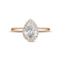 Anello con halo da 1,20 ct in oro rosso con diamante a goccia