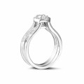 Anello solitario con diamante da 0,70 carati in platino con diamanti laterali