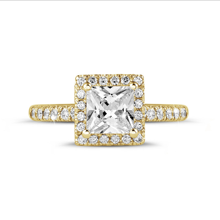 Anello solitario con halo da 0,70 carati con diamante princess in oro giallo con diamanti rotondi