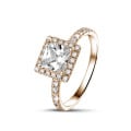 Anello solitario halo da 0,70 carati con diamante princess in oro rosso con diamanti rotondi