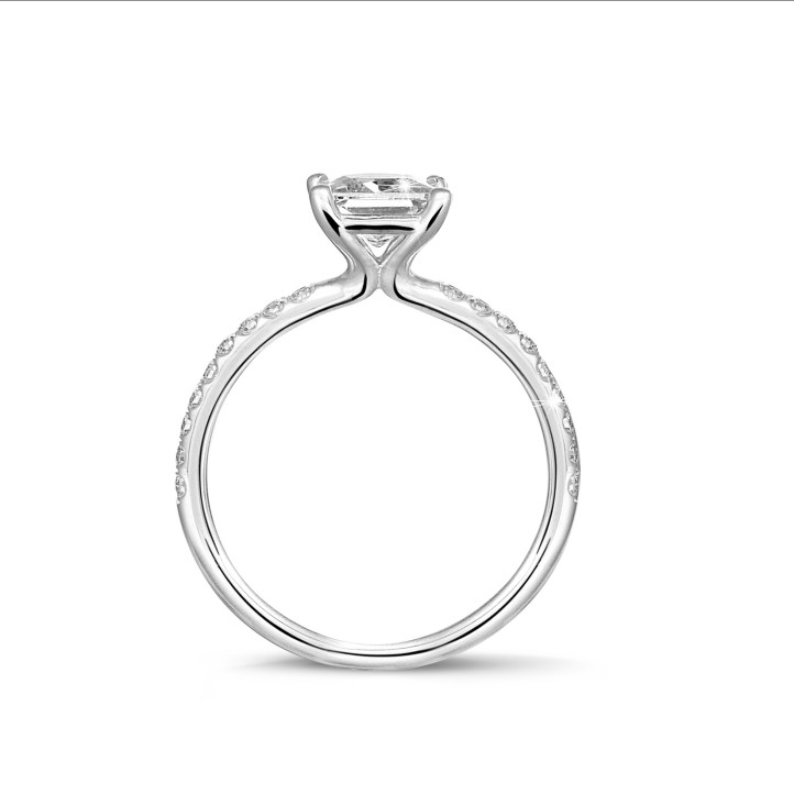Anello solitario da 1,20 carati con diamante princess in oro bianco con diamanti laterali