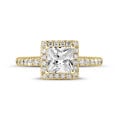 Anello solitario con halo da 1,20 carati con diamante princess in oro giallo con diamanti rotondi