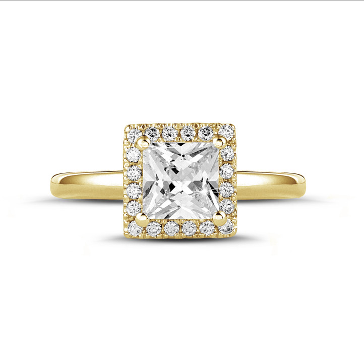 Anello solitario con halo da 1,50 carati con diamante princess in oro giallo con diamanti rotondi